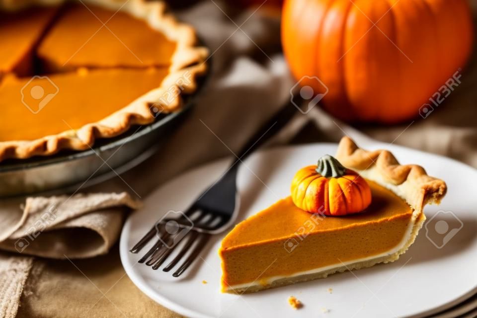 Homemade Delicious Pumpkin Pie fatta per il Ringraziamento