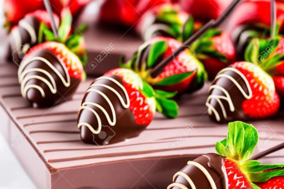 自制巧克力蘸草莓准备吃