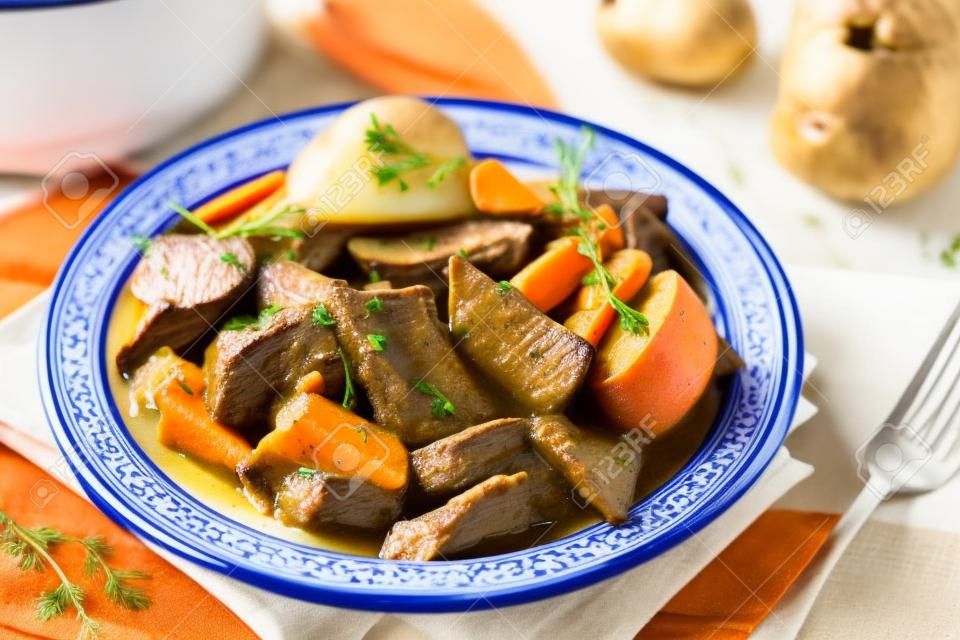 國產慢燉鍋燉肉用胡蘿蔔和土豆