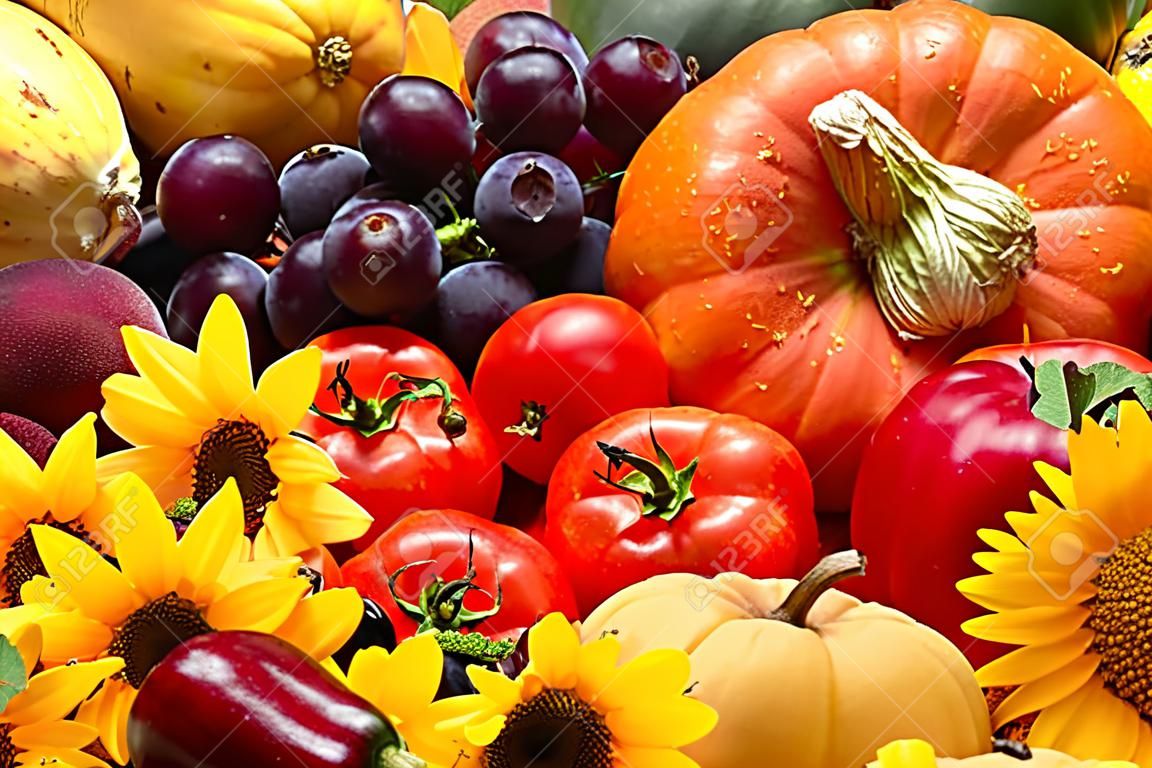 Tas de légumes d'automne, les fruits et les fleurs