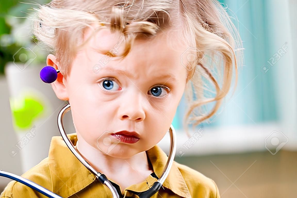 Portret cute mały chłopiec z stetoskop, poziome
