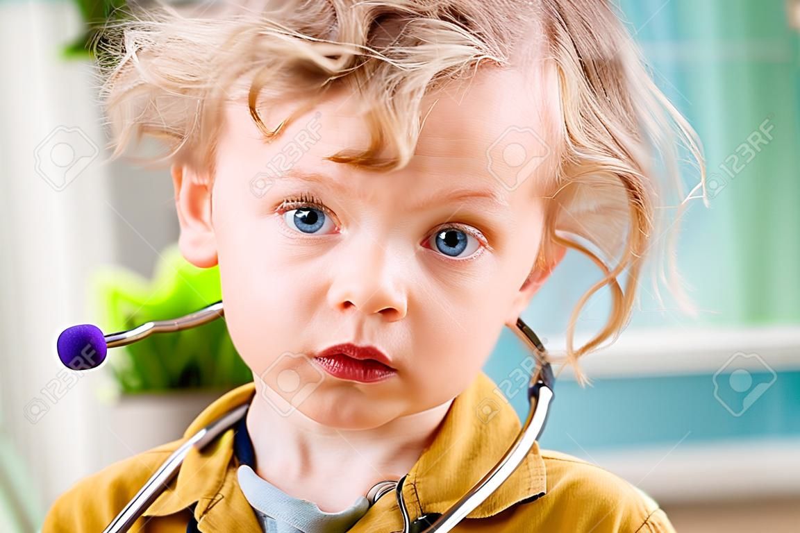 Portret cute mały chłopiec z stetoskop, poziome
