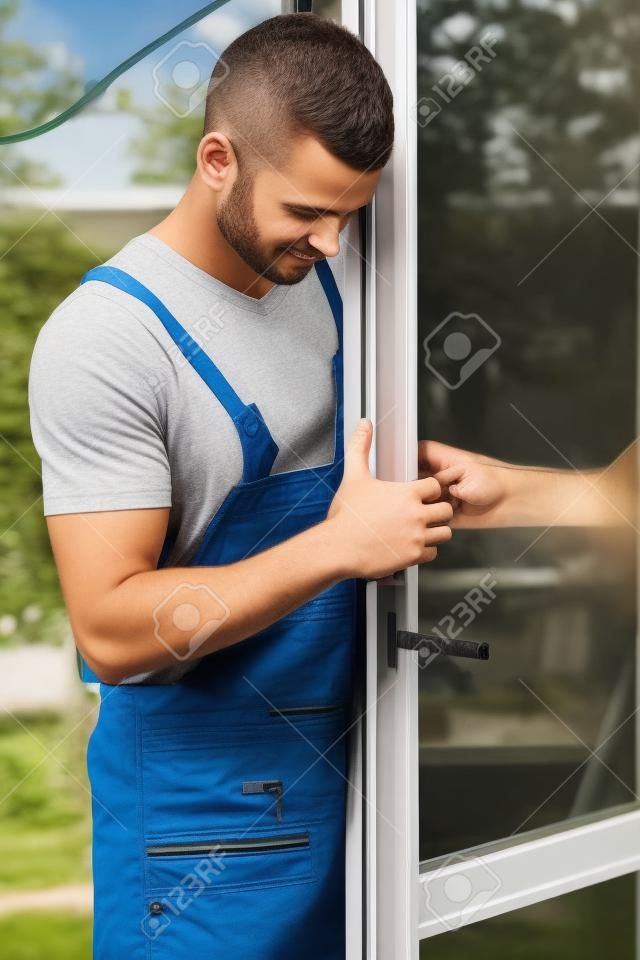 Fiatal férfi javítási terasz ajtószárny