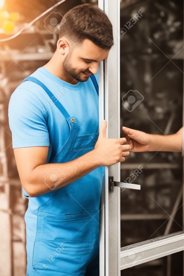 Fiatal férfi javítási terasz ajtószárny