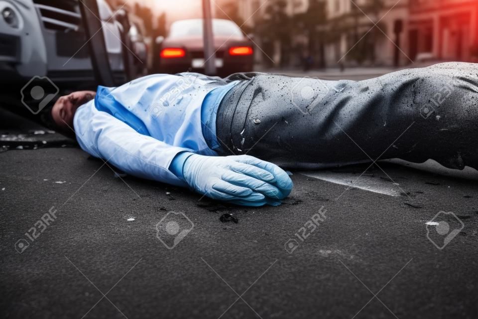 Sangrado hombre tirado en la calle después de accidente de tráfico