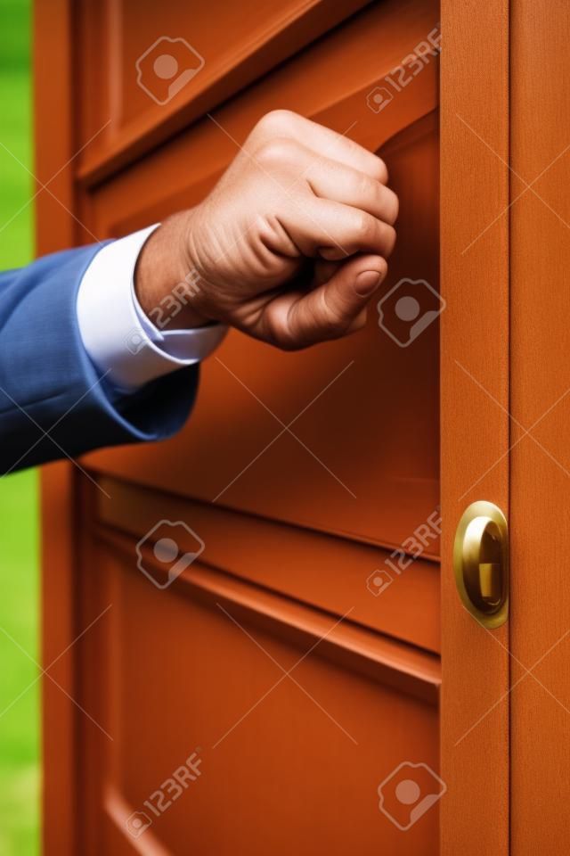 Drzwi do drzwi sprzedawca puka do drzwi