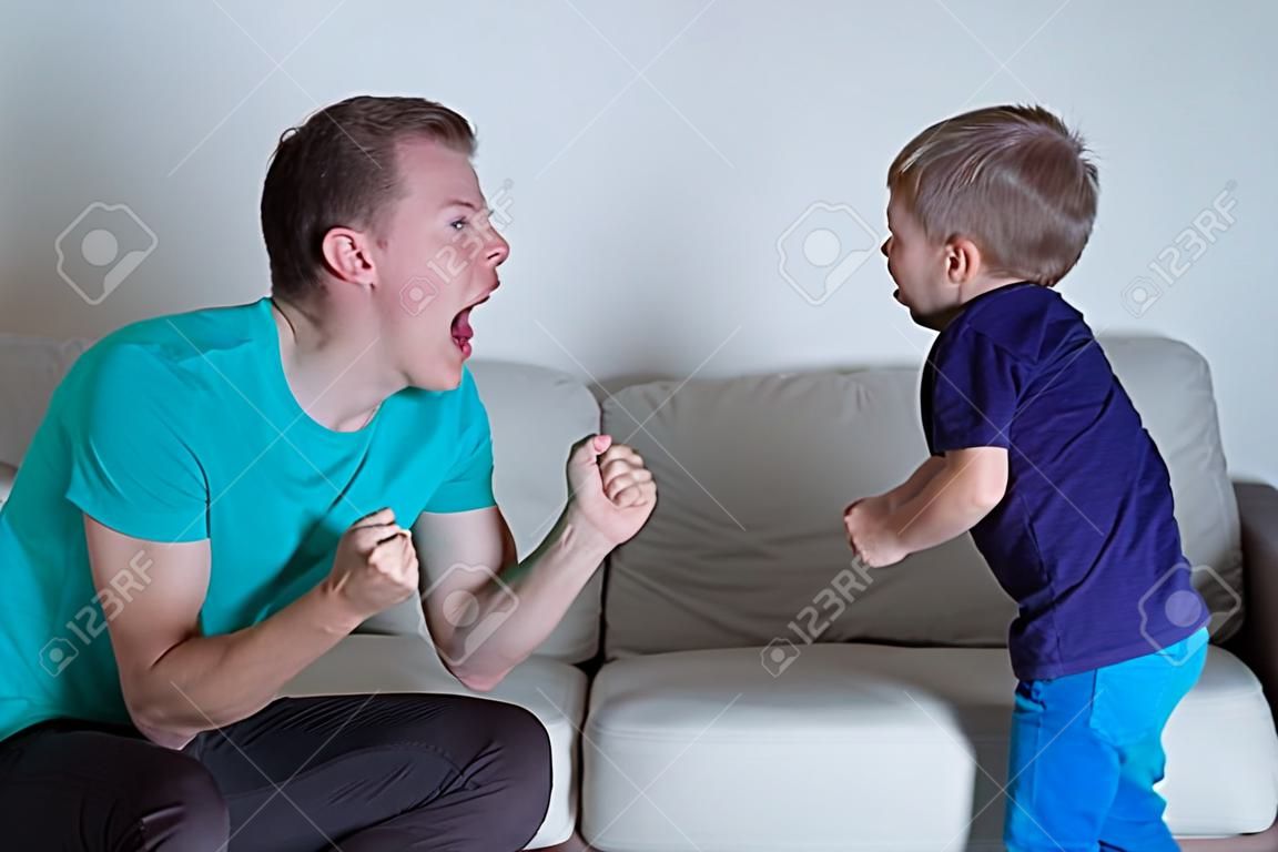 年轻爸爸对着儿子大喊大叫的形象