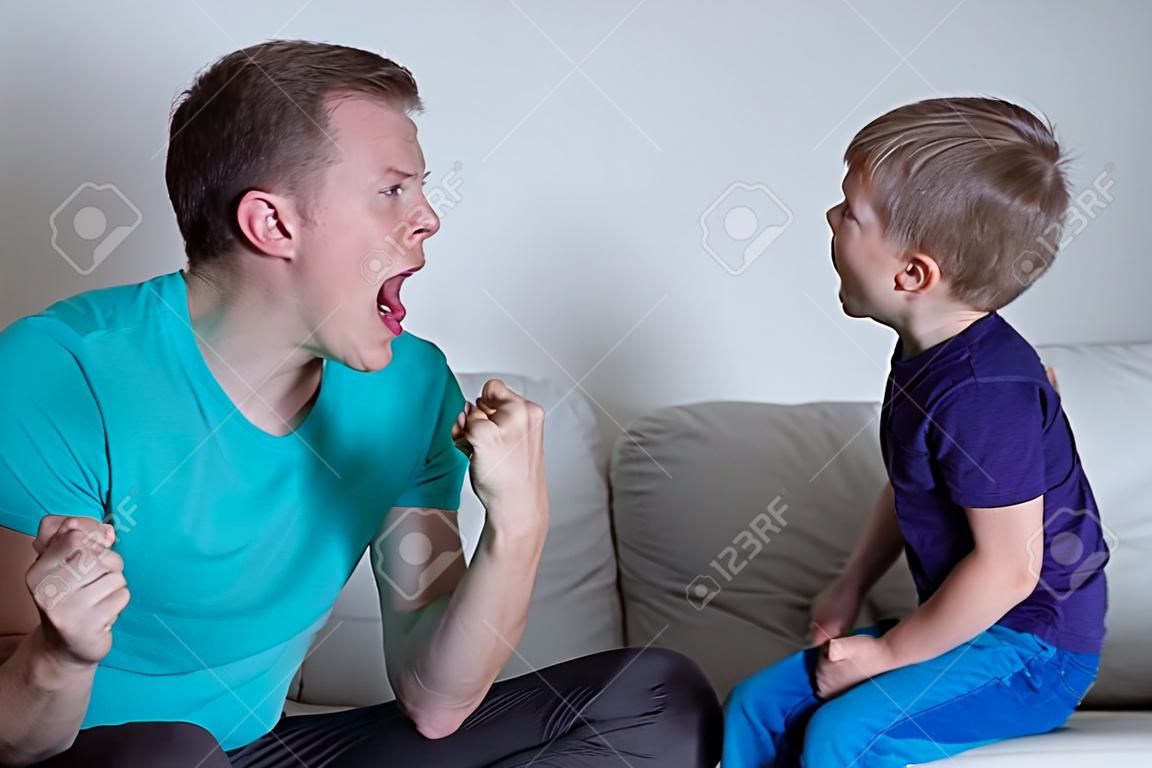 年轻爸爸对着儿子大喊大叫的形象