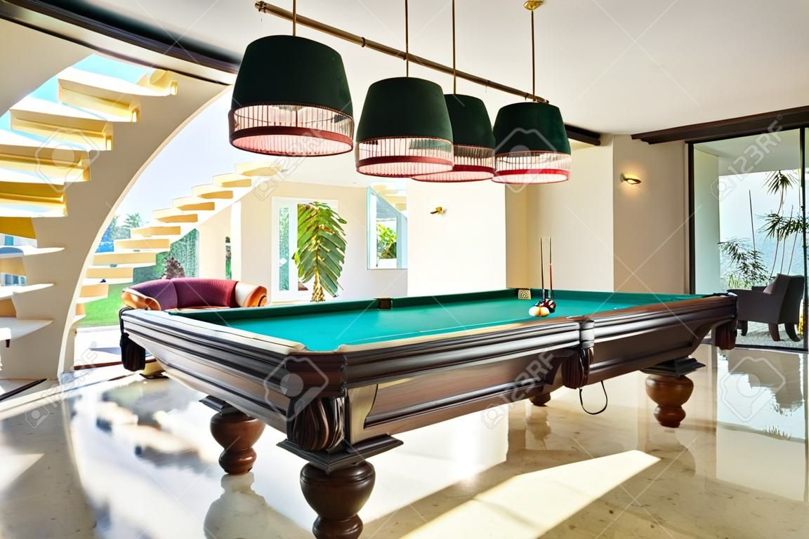 Крупный план бильярдного стола в роскошной гостиной