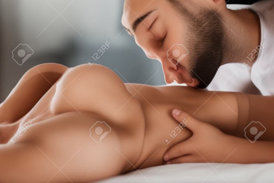 Giovane che bacia appassionatamente la sua sottile fidanzata stomaco
