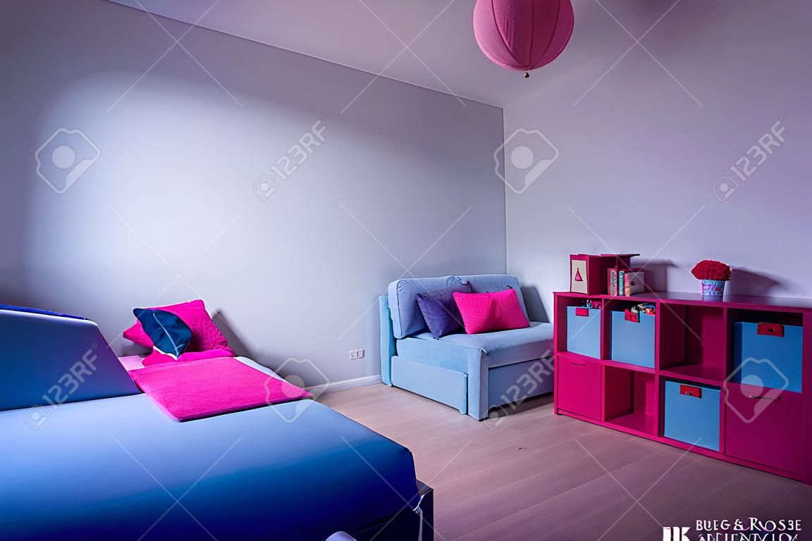 Bleu et rose de meubles dans la chambre de petite fille
