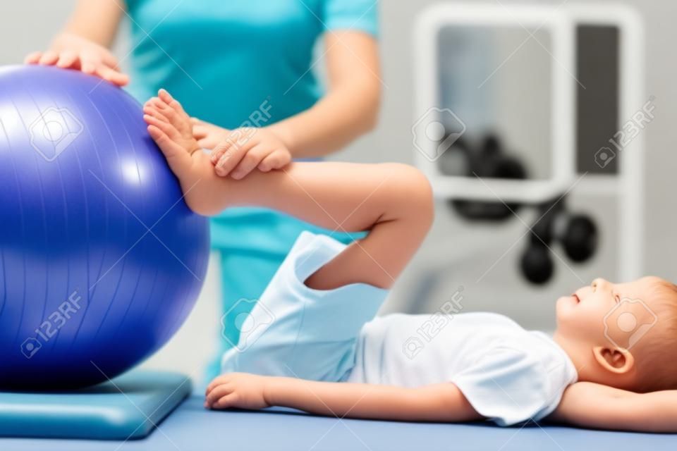 Imagem de pequeno paciente fazendo exercícios com bola de fitness