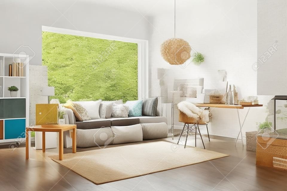 Cozy világos nappali és nagy ablak