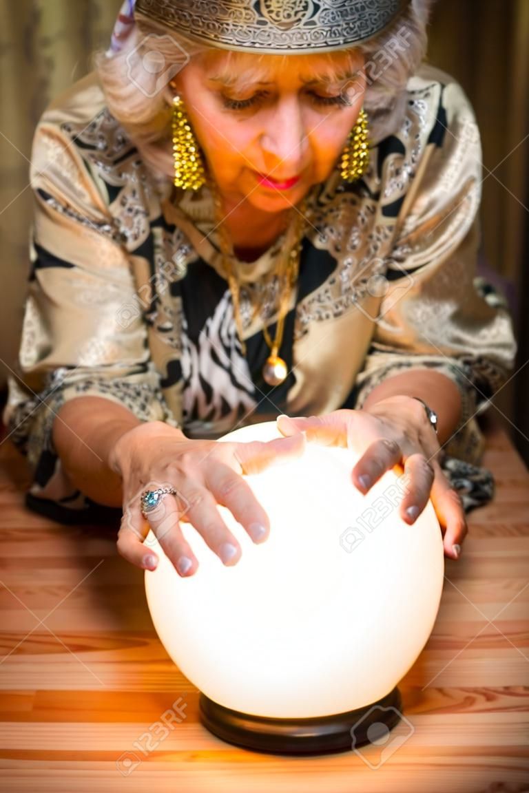 Mujer futura previsión vidente de la bola de cristal