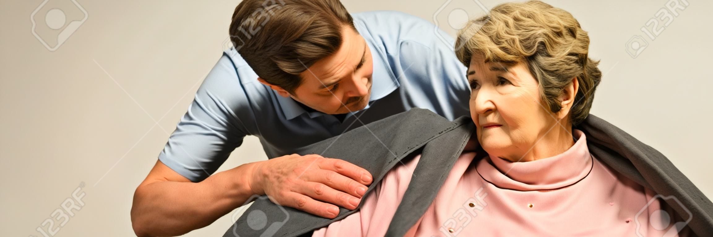 Männlich hilfreich Betreuer kümmert sich um ältere Frau