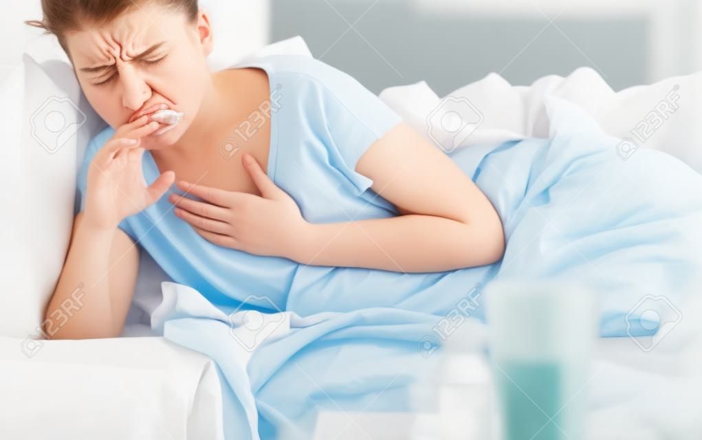 Foto van zieke vrouw met hoest en keelinfectie