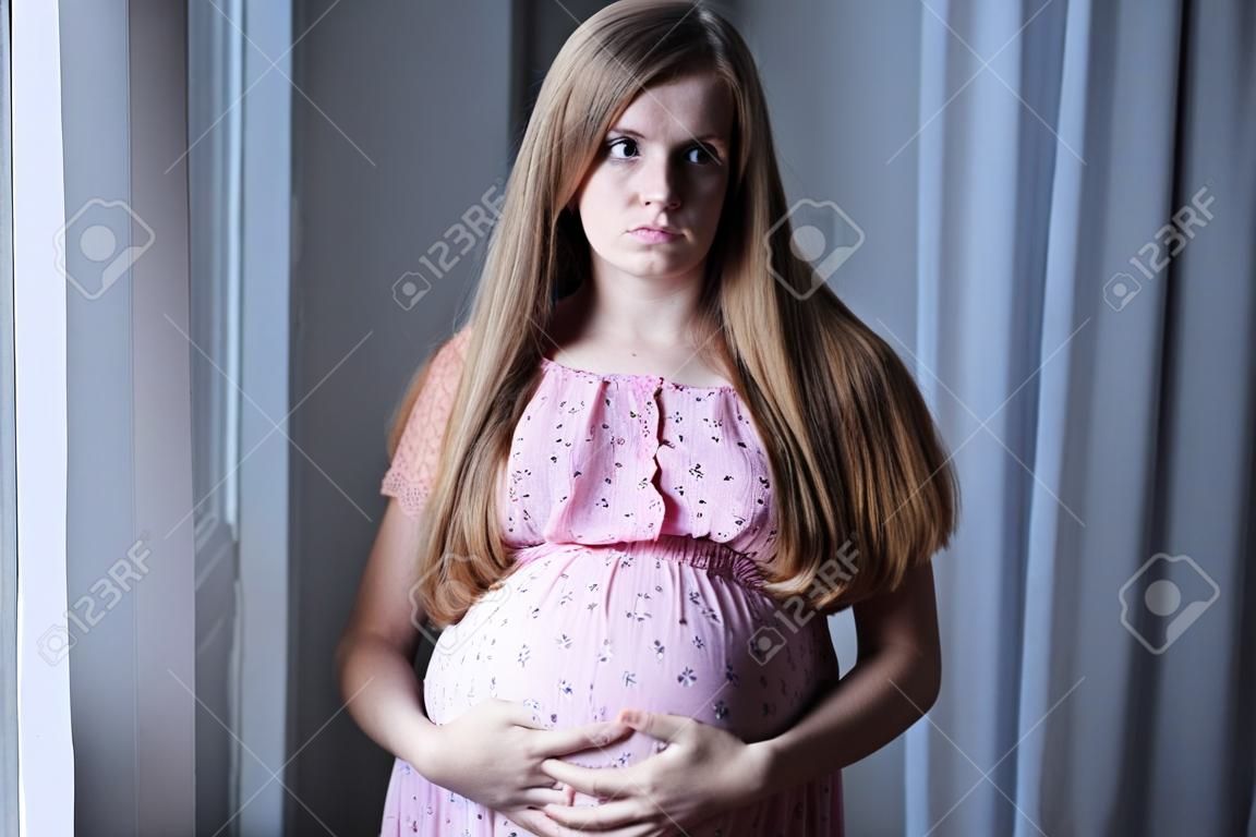 Embarazada adolescente con cara de preocupación