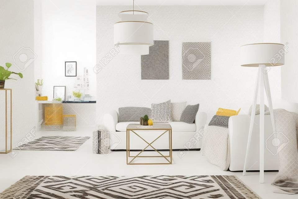 Fényes szoba fehér kanapéval, asztallal, szőnyeggel és lámpával