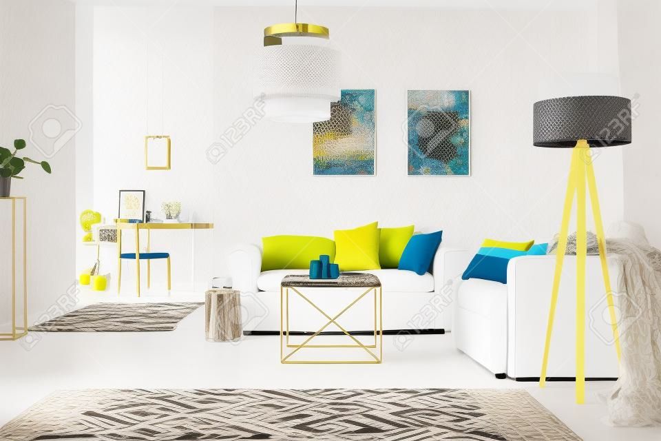 Helles Zimmer mit einem weißen Sofa, Tisch, Muster Teppich und Lampe
