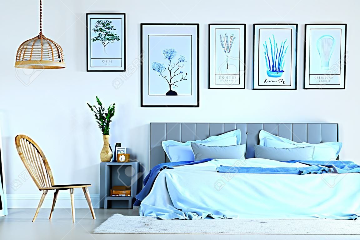 Helles Schlafzimmer mit Frisiertisch, Stuhl, Bett, Poster und Lampe