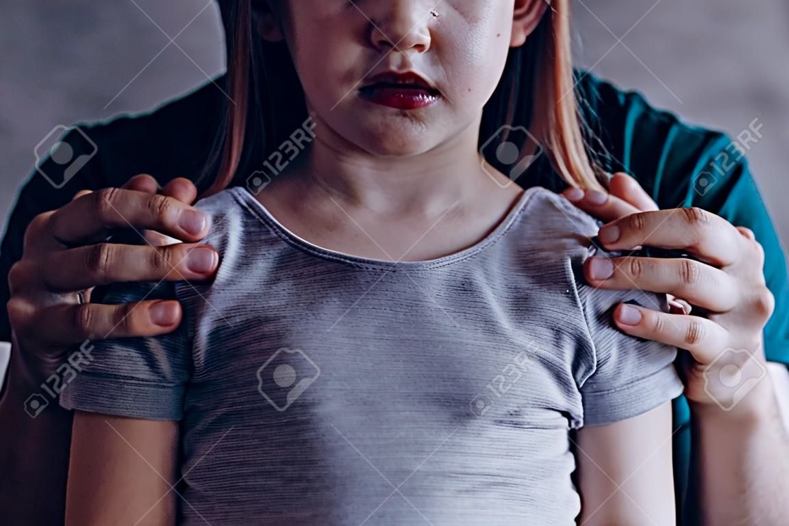 Männliche Hände auf kleine weinendes Mädchen, Konzept der Kinder Ausbeutung
