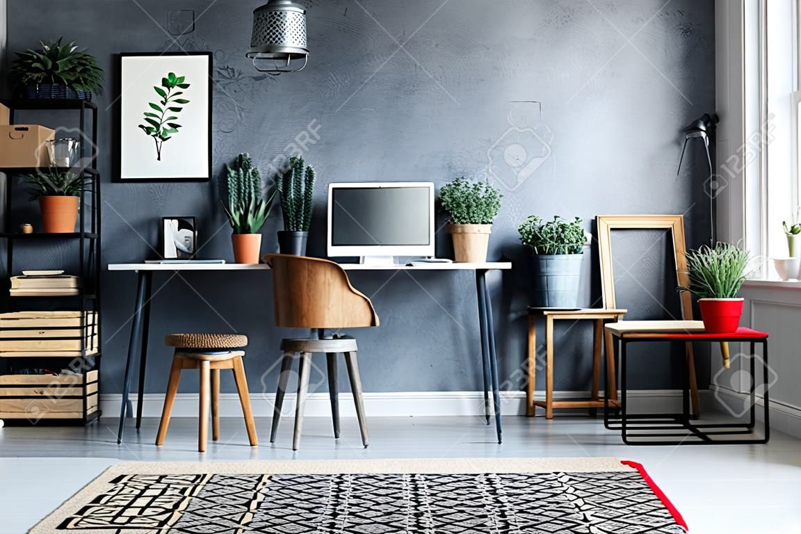 흰색 바닥에 패턴 화 된 카펫 함께 예술적 홈 오피스 검은 자에 금속 양동이에 공장