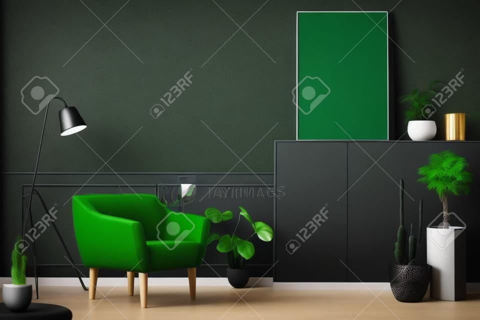 식물과 포스터 모형이있는 거실 인테리어의 녹색 안락 의자 옆에 검은 색 램프