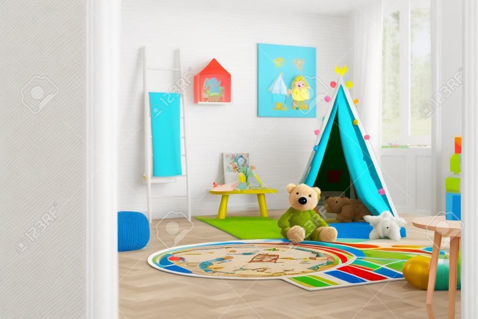 Sala de jogos de criança com tenda, ursinho de pelúcia, tapetes e pintura na parede, foto real