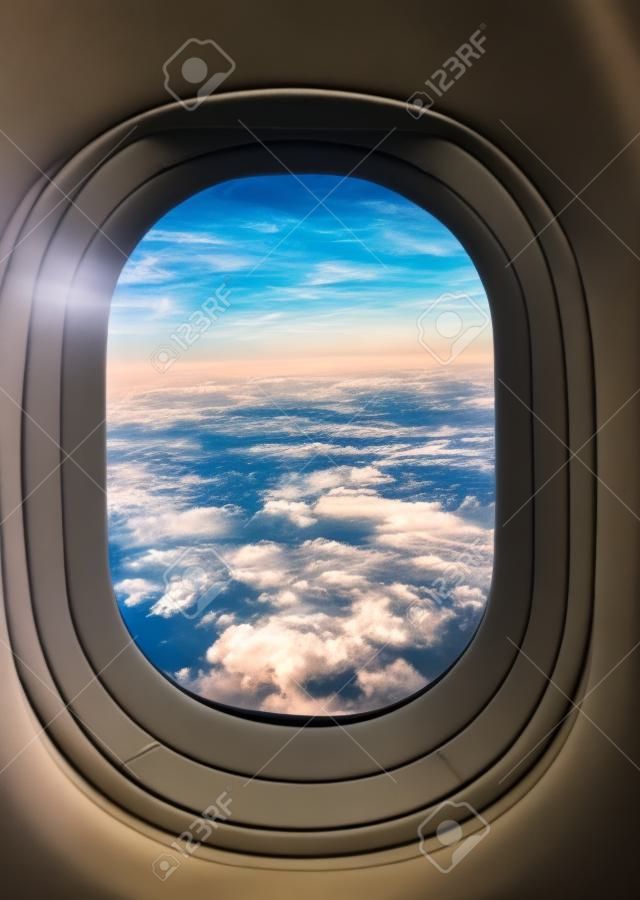 透过飞机的窗户看到天上的天空