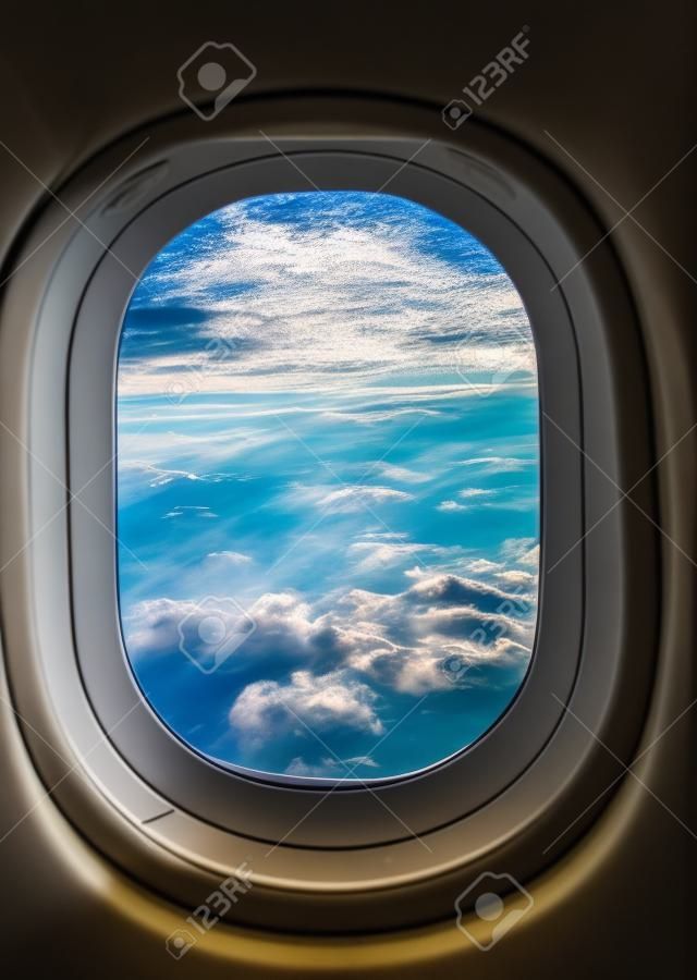 透过飞机的窗户看到天上的天空