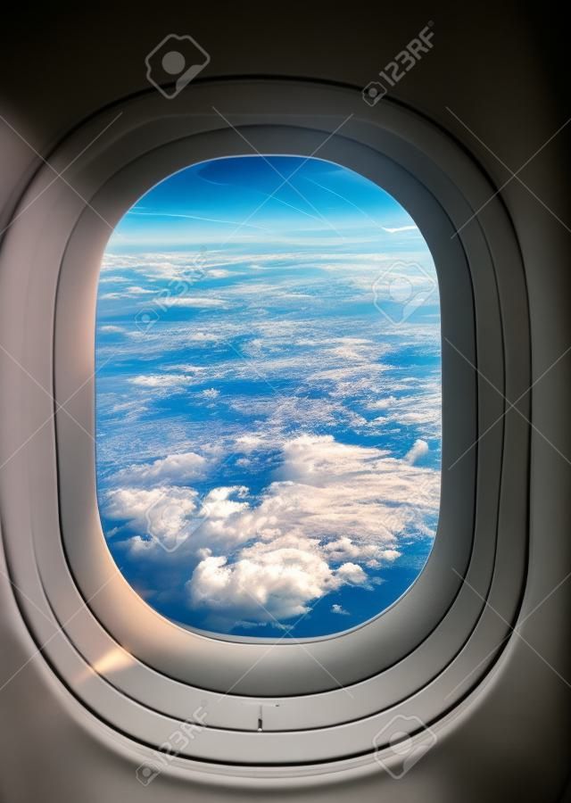 voûte céleste vu à travers les fenêtres d'un avion