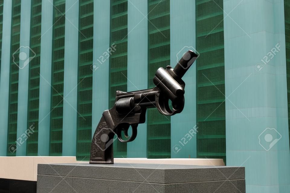 Estátua de uma arma com seu cano amarrado, do lado de fora do prédio da ONU, Manhattan, Nova York.