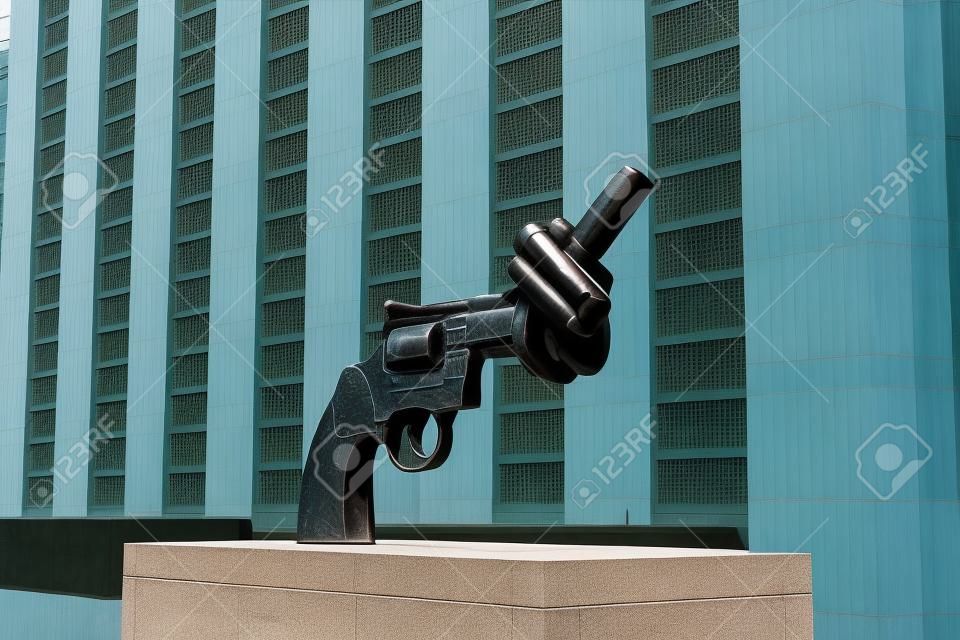 Estátua de uma arma com seu cano amarrado, do lado de fora do prédio da ONU, Manhattan, Nova York.