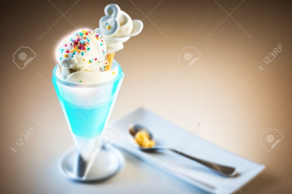 Dessert di cono gelato con decorazione creativa di biscotti che topping su luce sfocata.