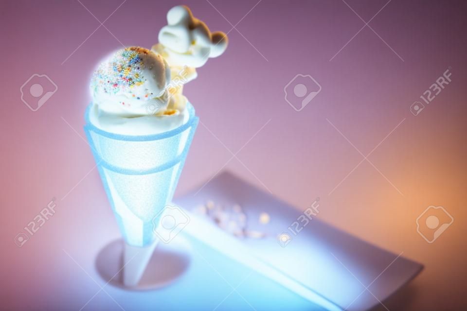 Dessert di cono gelato con decorazione creativa di biscotti che topping su luce sfocata.