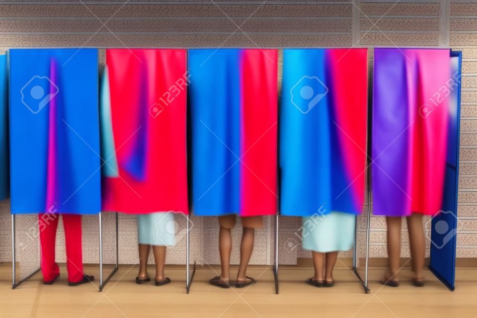 투표 역에서 일부 폴링 부스에서 투표 사람들의 컬러 이미지입니다.