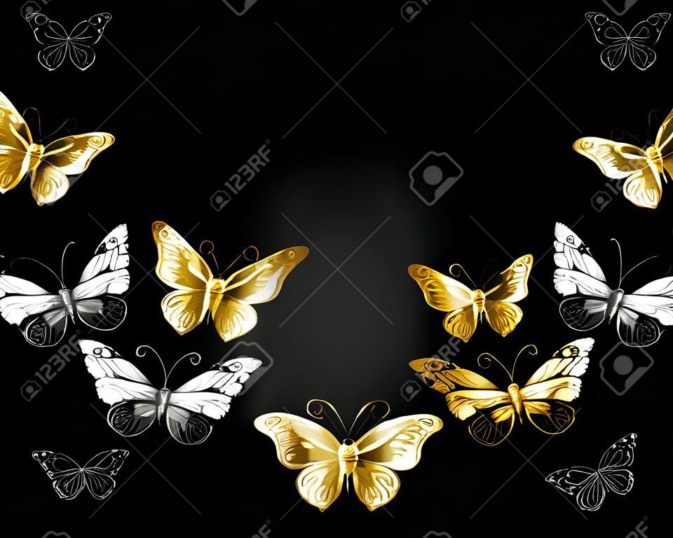 Symmetrisches Muster aus Gold, Schmuck und weißen Schmetterlingen auf schwarzem Hintergrund. Goldener Schmetterling.