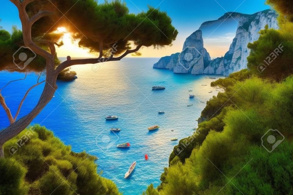 이탈리아에서 아름 다운 여름날의 카프리 섬