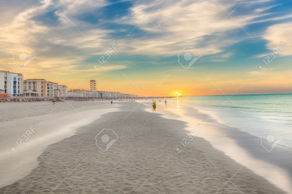Lido di Jesolo a Adriai-tenger egy szép nyári napon, Olaszország