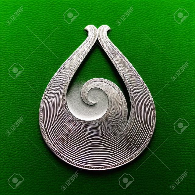 Kształt spirali Koru oparty na maoryskim symbolu srebrnego liścia paproci