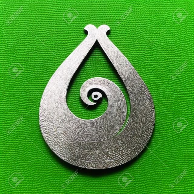 Koru, forma a spirale basata su una foglia di felce argentata, simbolo Maori