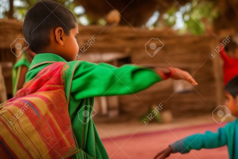 Ländlicher indischer Dorfschüler, der Morgenversammlung führt.