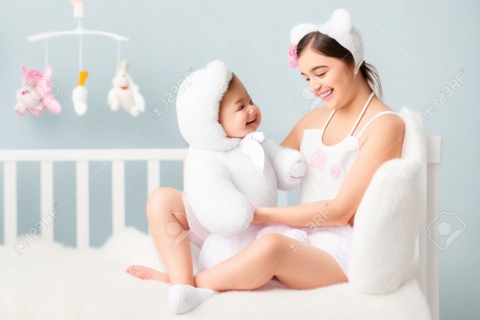 Big Baby. Infant giovane donna in abbigliamento bambino e pannolini tenendo orsacchiotti e sorridente
