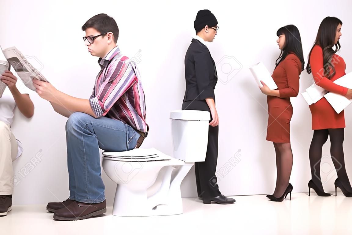 Linie von unterschiedlichen Menschen in der Warteschlange stehen im Profil, isoliert auf weiss. Mann sitzt auf Toilette und liest Zeitung