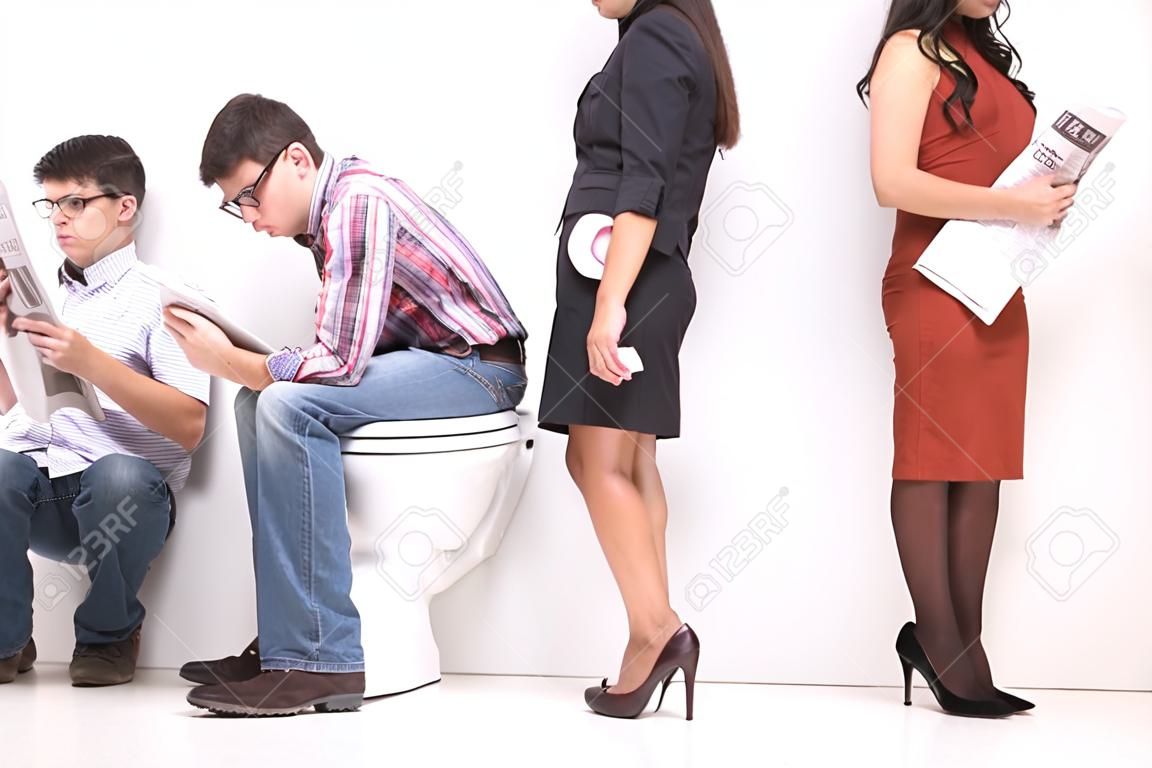 Linie von unterschiedlichen Menschen in der Warteschlange stehen im Profil, isoliert auf weiss. Mann sitzt auf Toilette und liest Zeitung