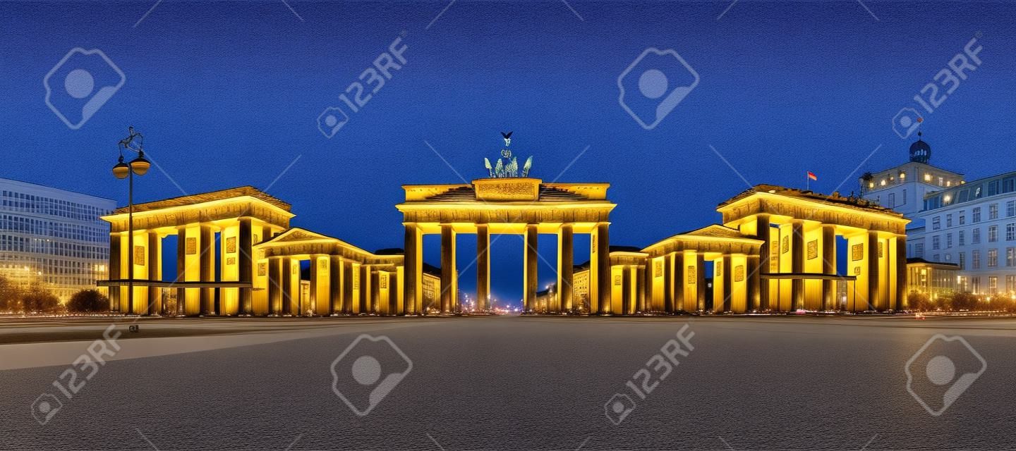Berlijn Brandenburger Tor Brandenburger Poort in Duitsland's nachts blauw uur panoramisch uitzicht schemering