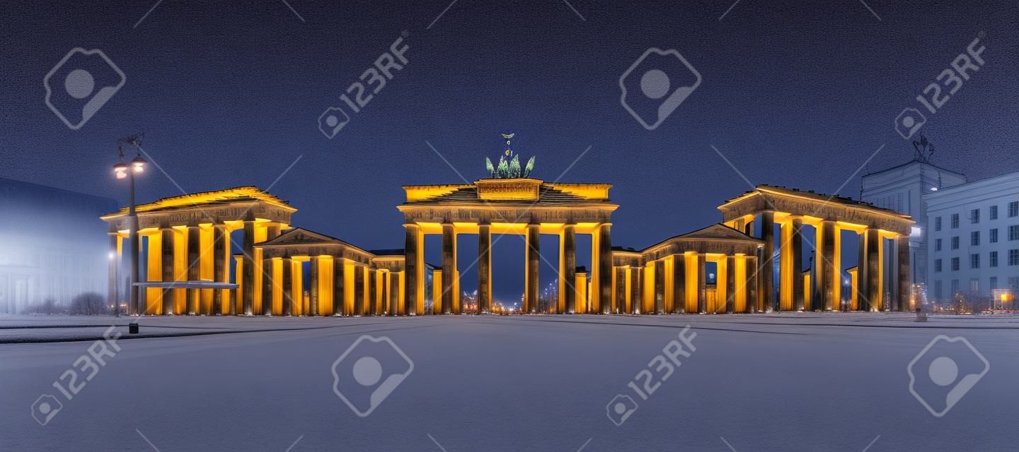 Berlin Brandenburger Tor Porta di Brandeburgo in Germania di notte ora blu vista panoramica crepuscolo