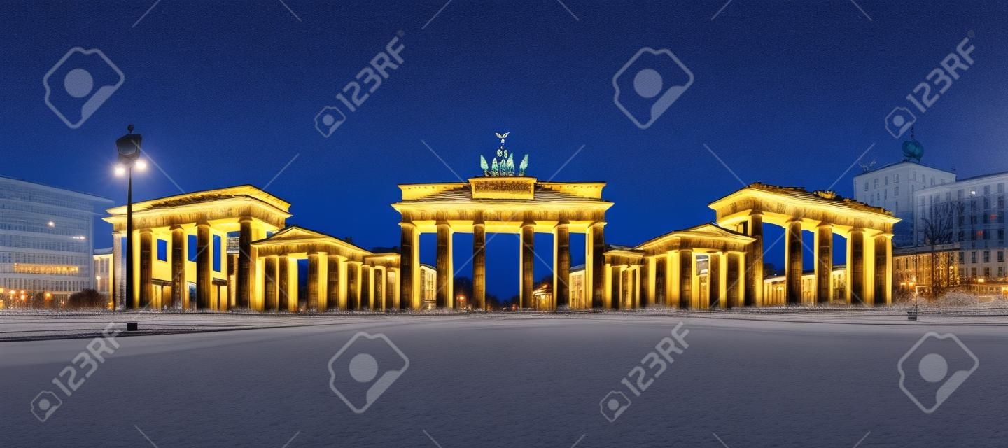 Berlin Brandenburger Tor Porte de Brandebourg en Allemagne la nuit heure bleue vue panoramique crépuscule