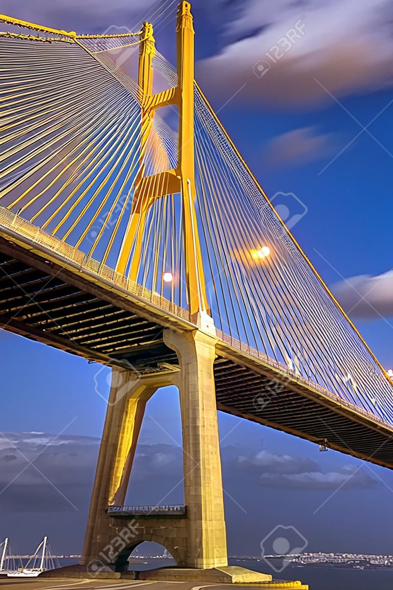 Lizbona portugalia most ponte vasco da gama nad tąo rzeka miasto podróże portret format podróżowanie