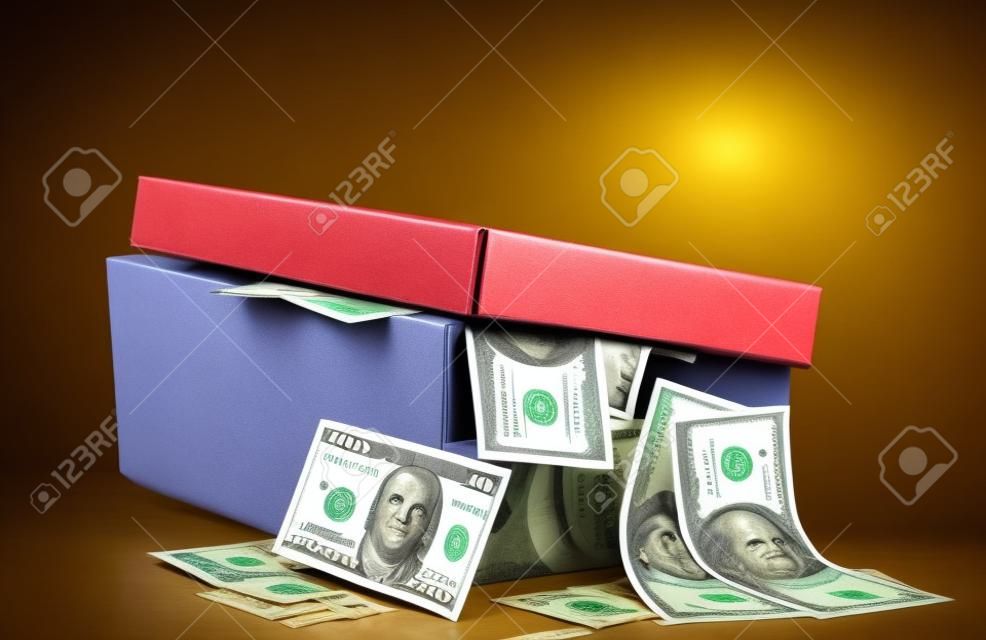 una caja de zapatos llena de dinero es desbordante con dinero en efectivo. Se trata de ninguna manera para mantener tu dinero seguros estos días